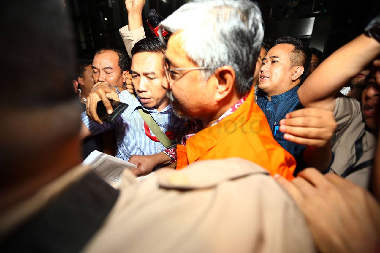 KPK Tahan Gubernur Sultra...