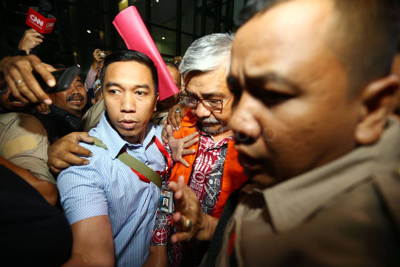KPK Tahan Gubernur Sultra...