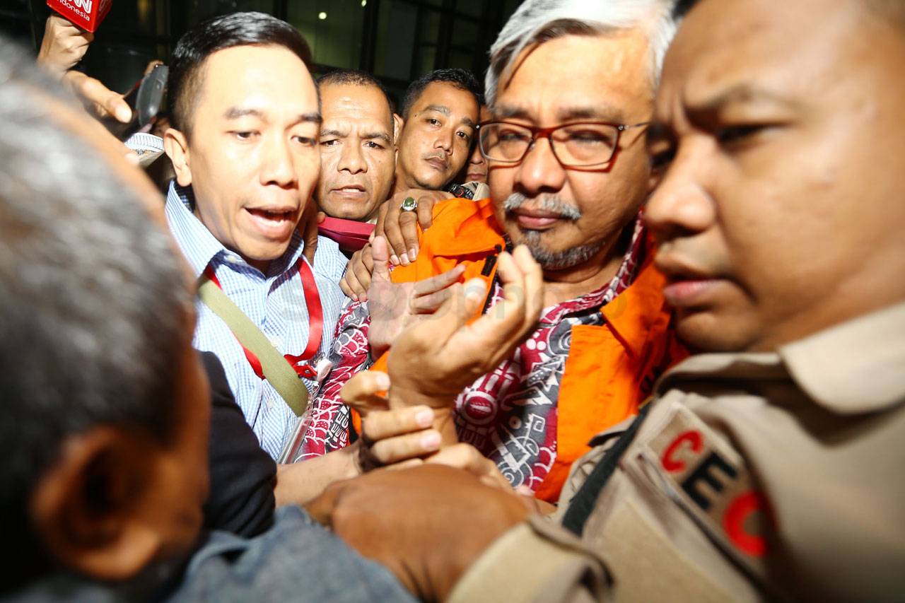 KPK Tahan Gubernur Sultra...