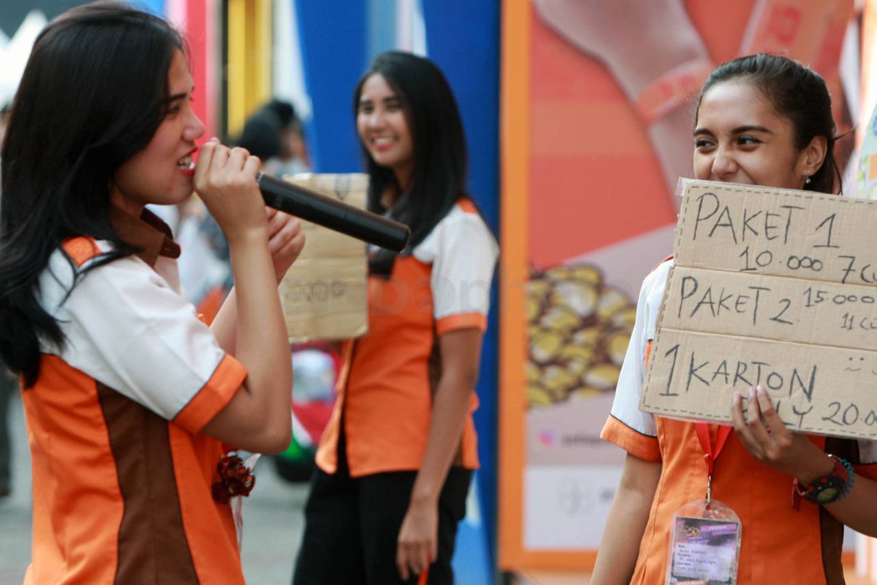 Kegigihan SPG Menawarkan...
