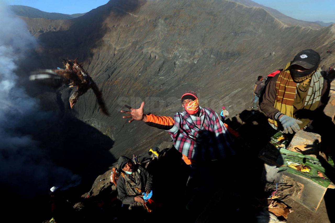 Ribuan Wisatawan Saksikan...