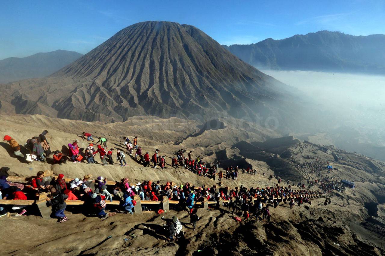 Ribuan Wisatawan Saksikan...