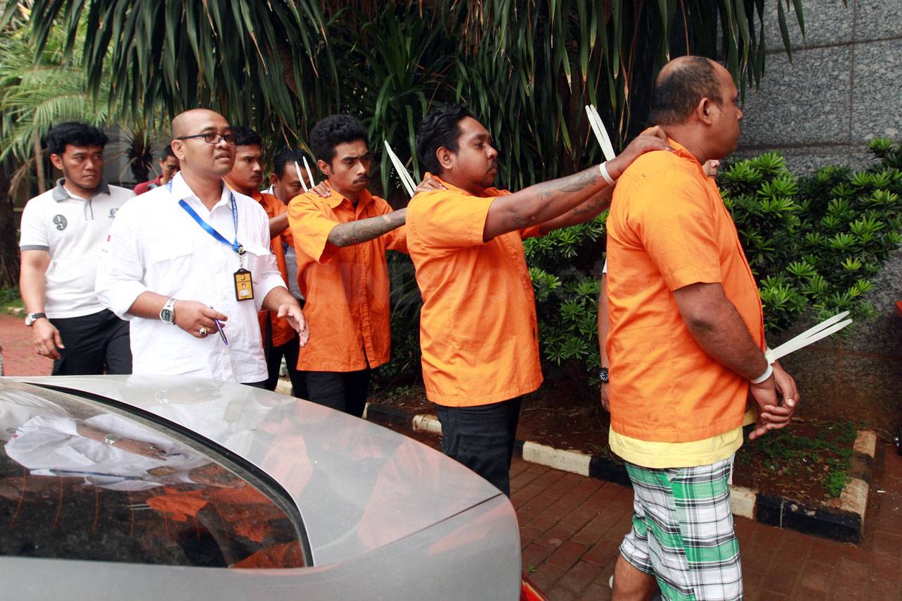 Polisi Masih Buru Dua...