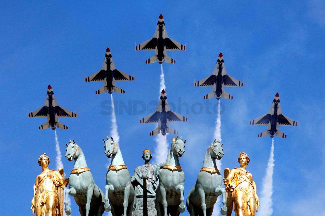 Parade Militer dan Jamuan...
