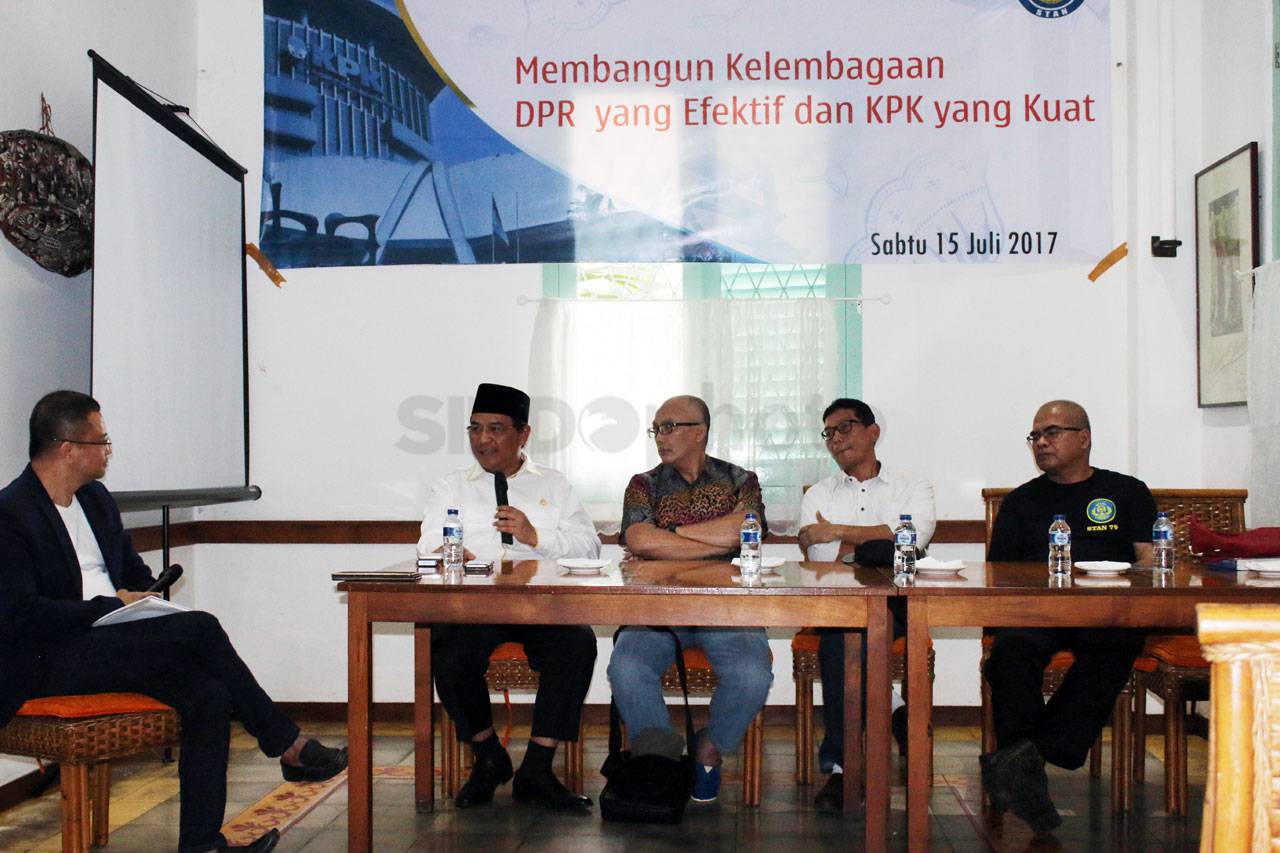 Membangun Kelembagaan...