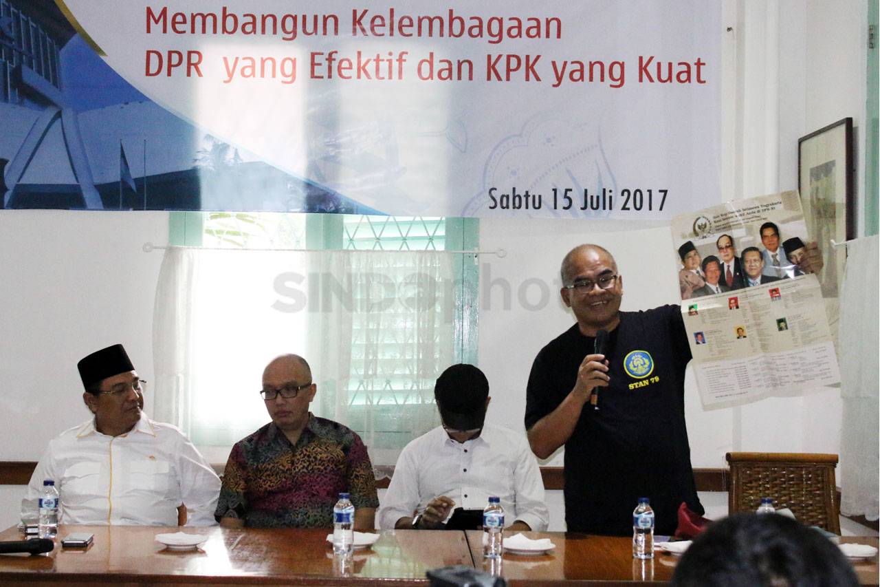 Membangun Kelembagaan...