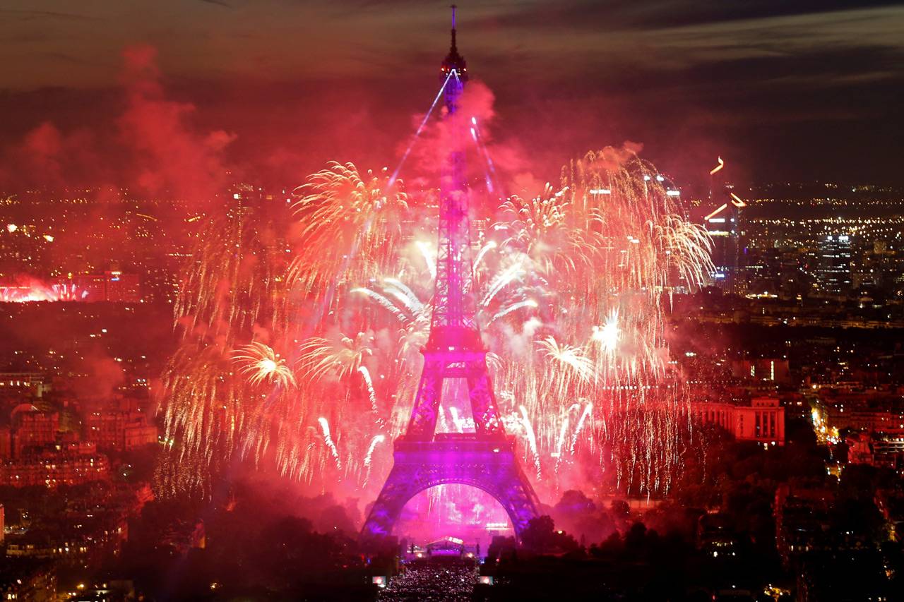 Menara Eiffel Diguyur...