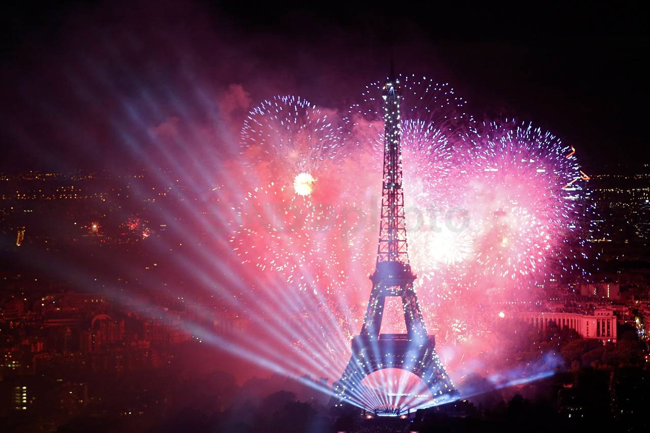 Menara Eiffel Diguyur...