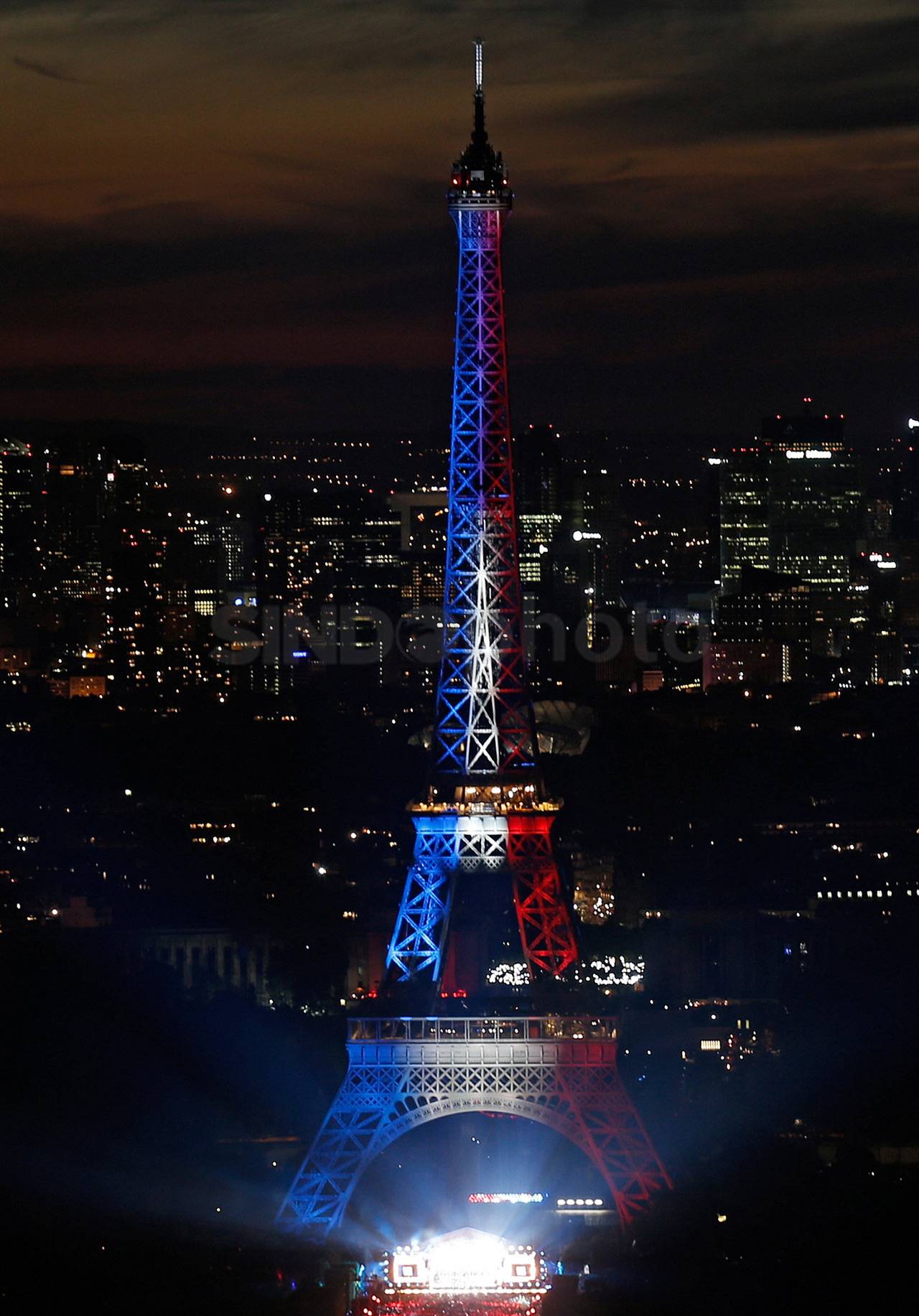 Menara Eiffel Diguyur...
