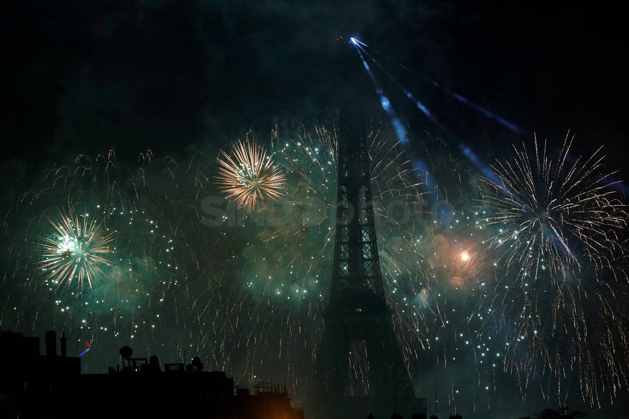 Menara Eiffel Diguyur...