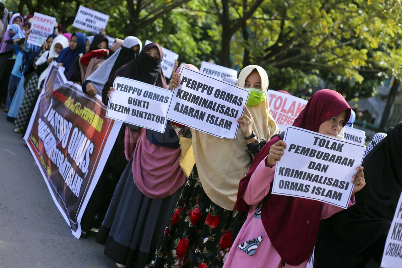 Polisi Hadang Aksi Long...