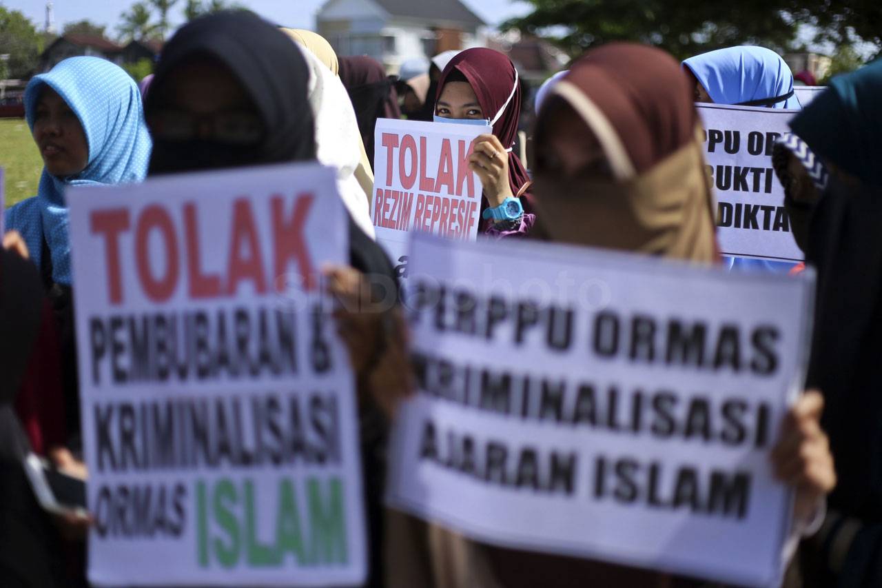 Polisi Hadang Aksi Long...
