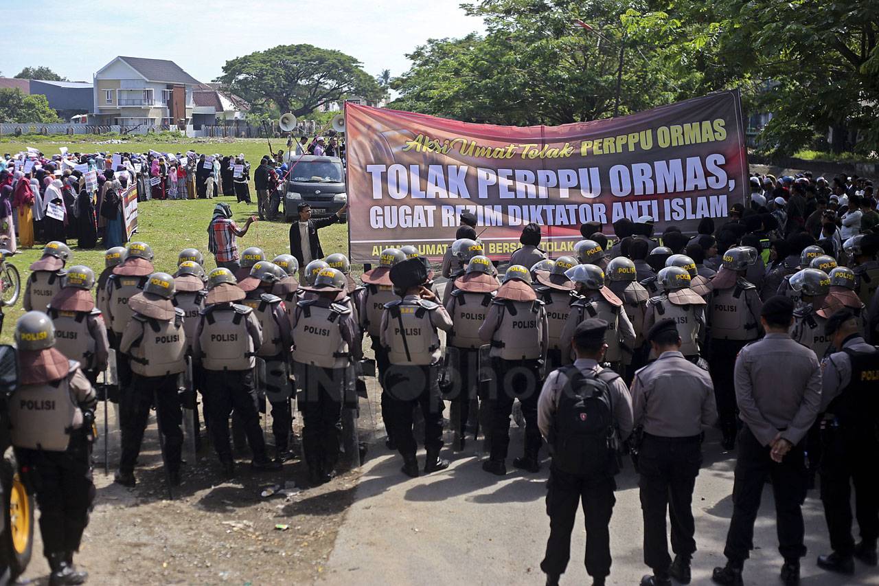 Polisi Hadang Aksi Long...