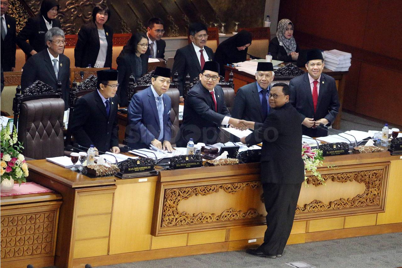 DPR Gelar Paripurna...