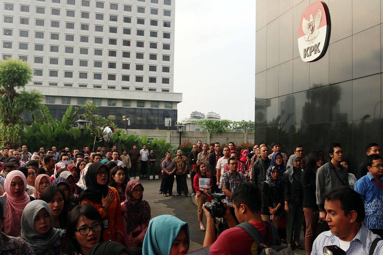 Ratusan Karyawan KPK...