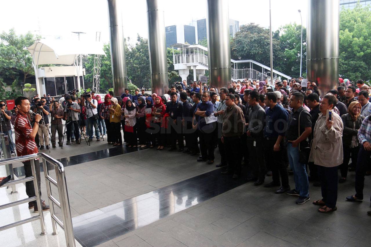 Ratusan Karyawan KPK...