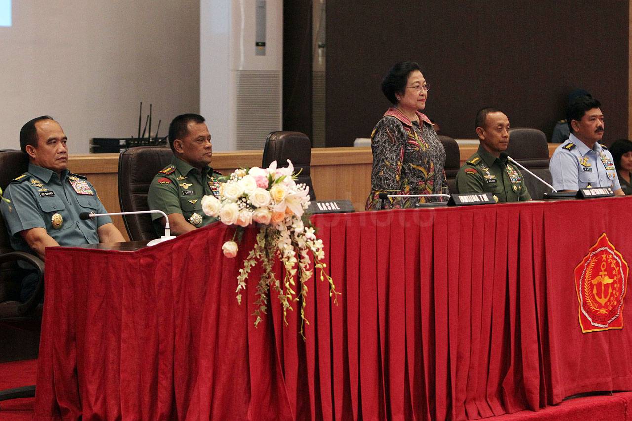 Megawati Berikan Pembekalan...