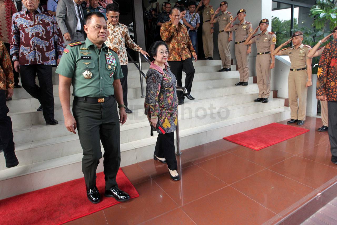 Megawati Berikan Pembekalan...