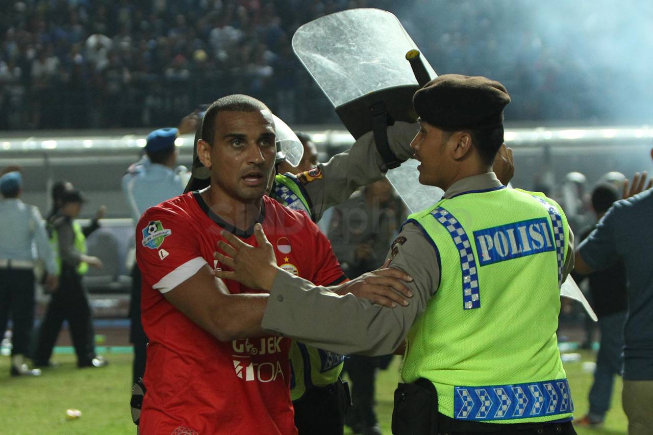 Polisi Bentuk Payung...