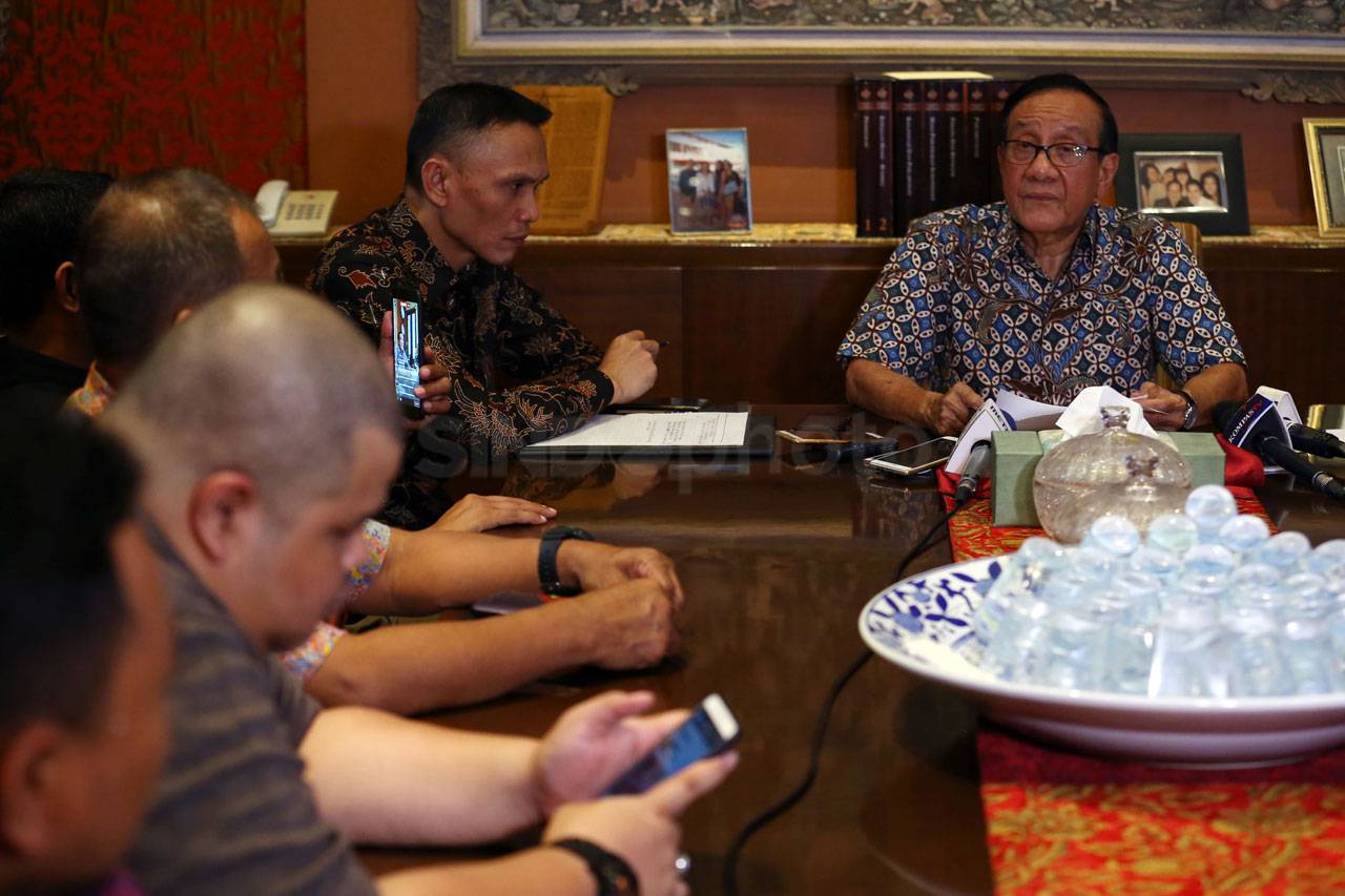 Temui Akbar Tanjung,...