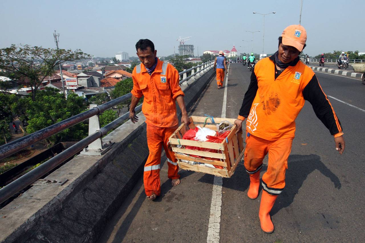 Pasukan Orange Bersih-Bersih...