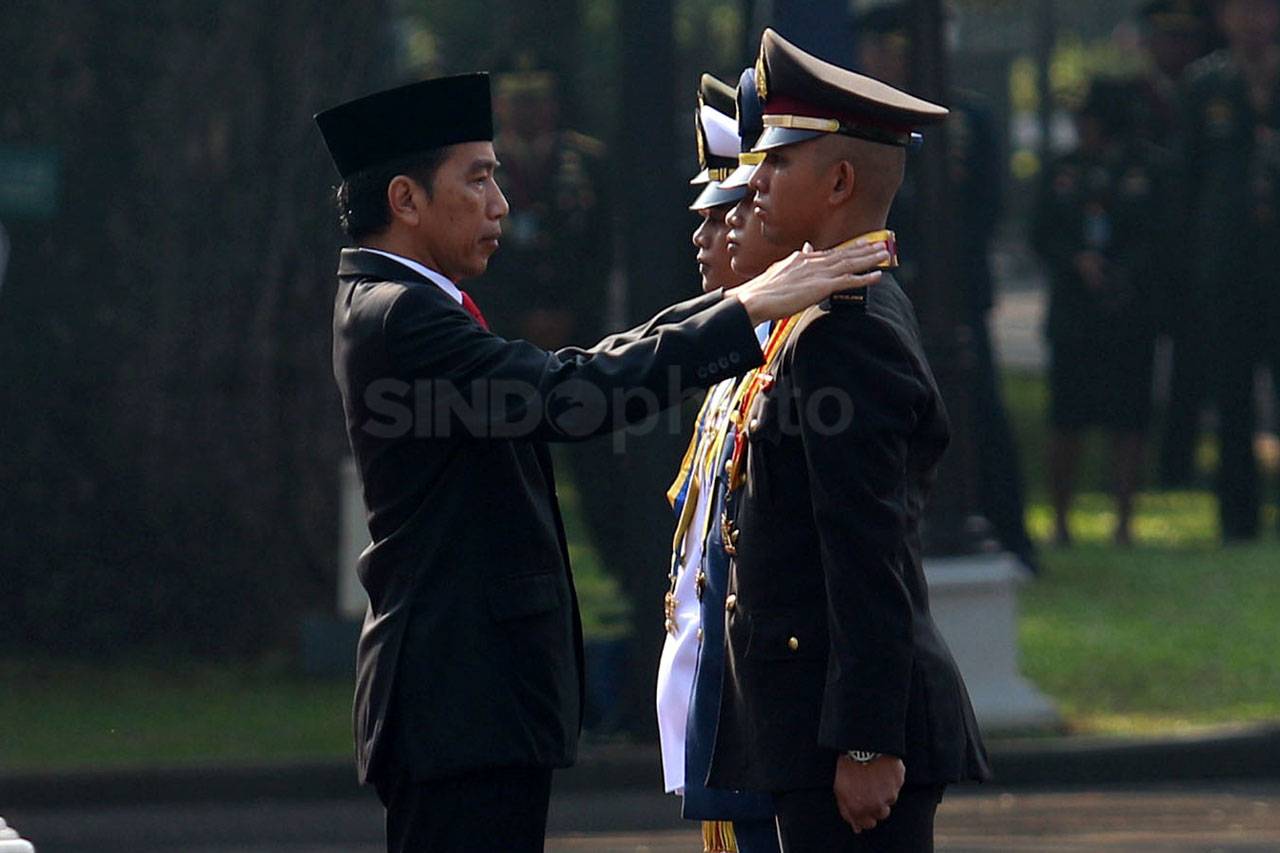 Presiden Jokowi Lantik...