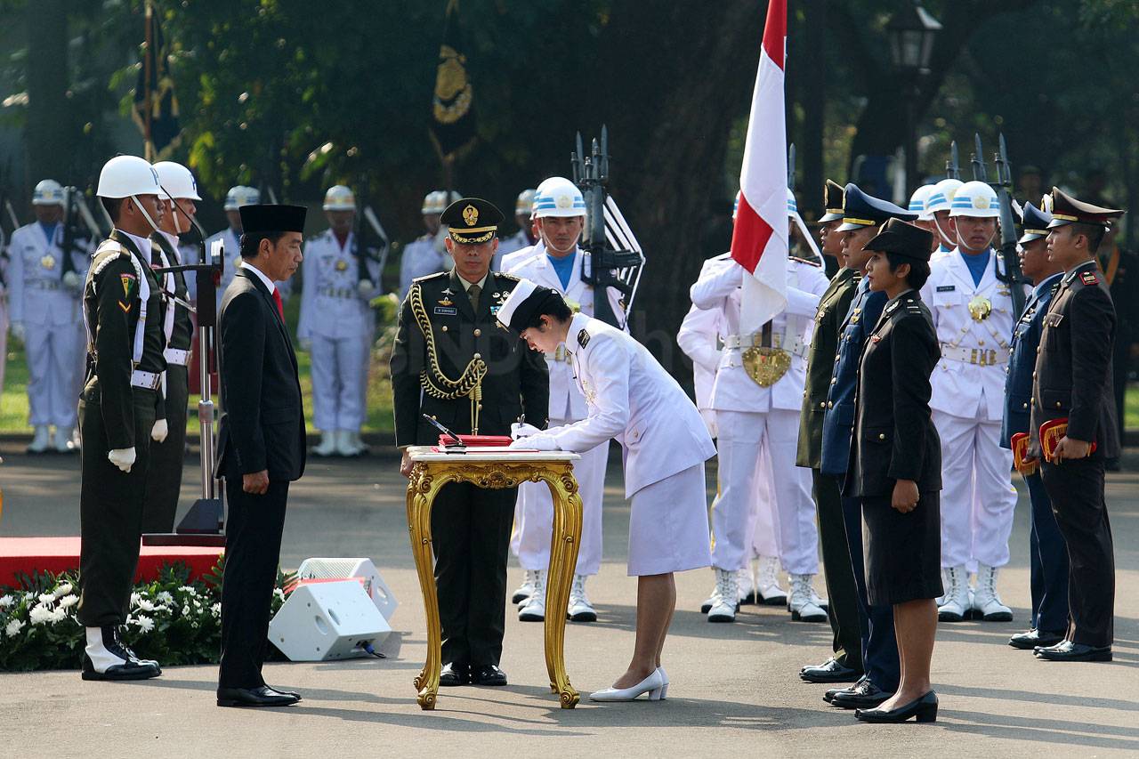 Presiden Jokowi Lantik...