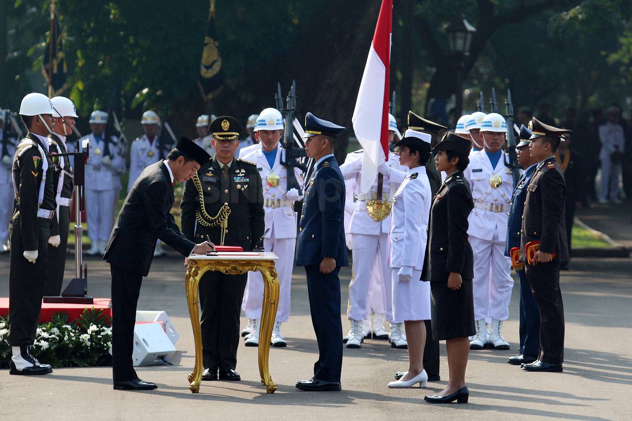 Presiden Jokowi Lantik...