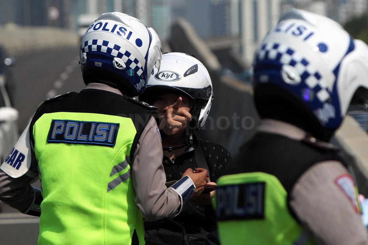 Polisi Tindak Pengendara...
