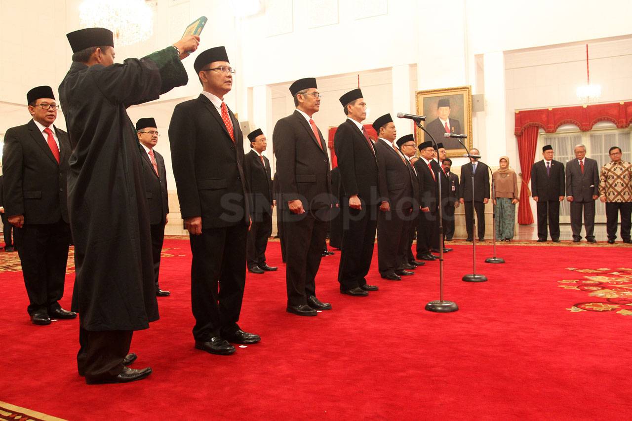 Presiden Jokowi Lantik...