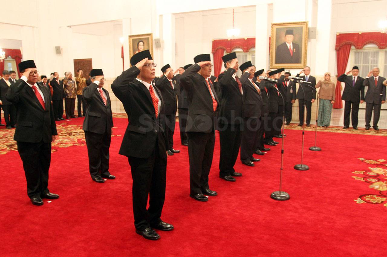Presiden Jokowi Lantik...