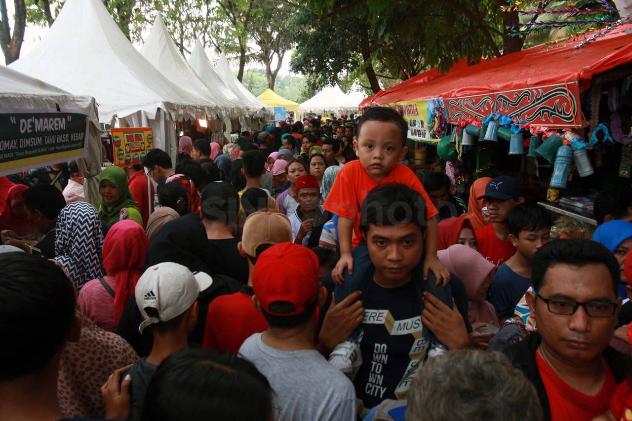 Ribuan Pengunjung Padati...