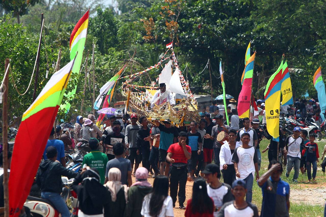 Ritual Buang Jung, Memberi...