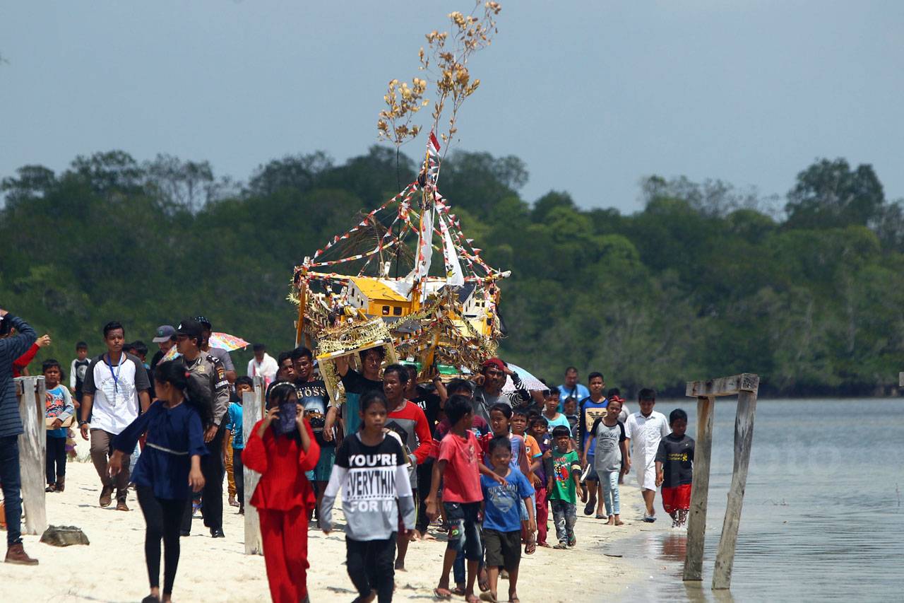 Ritual Buang Jung, Memberi...
