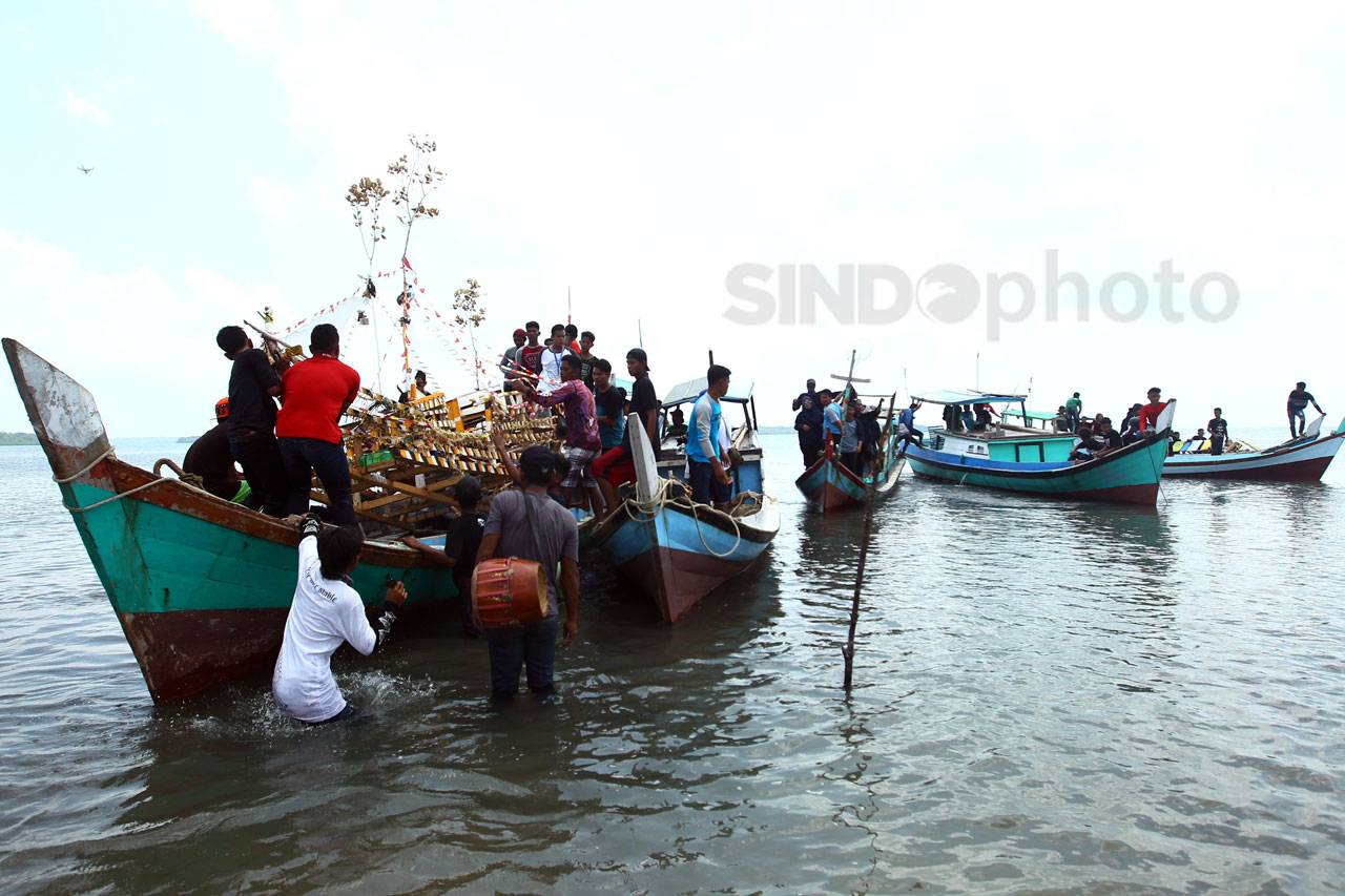 Ritual Buang Jung, Memberi...