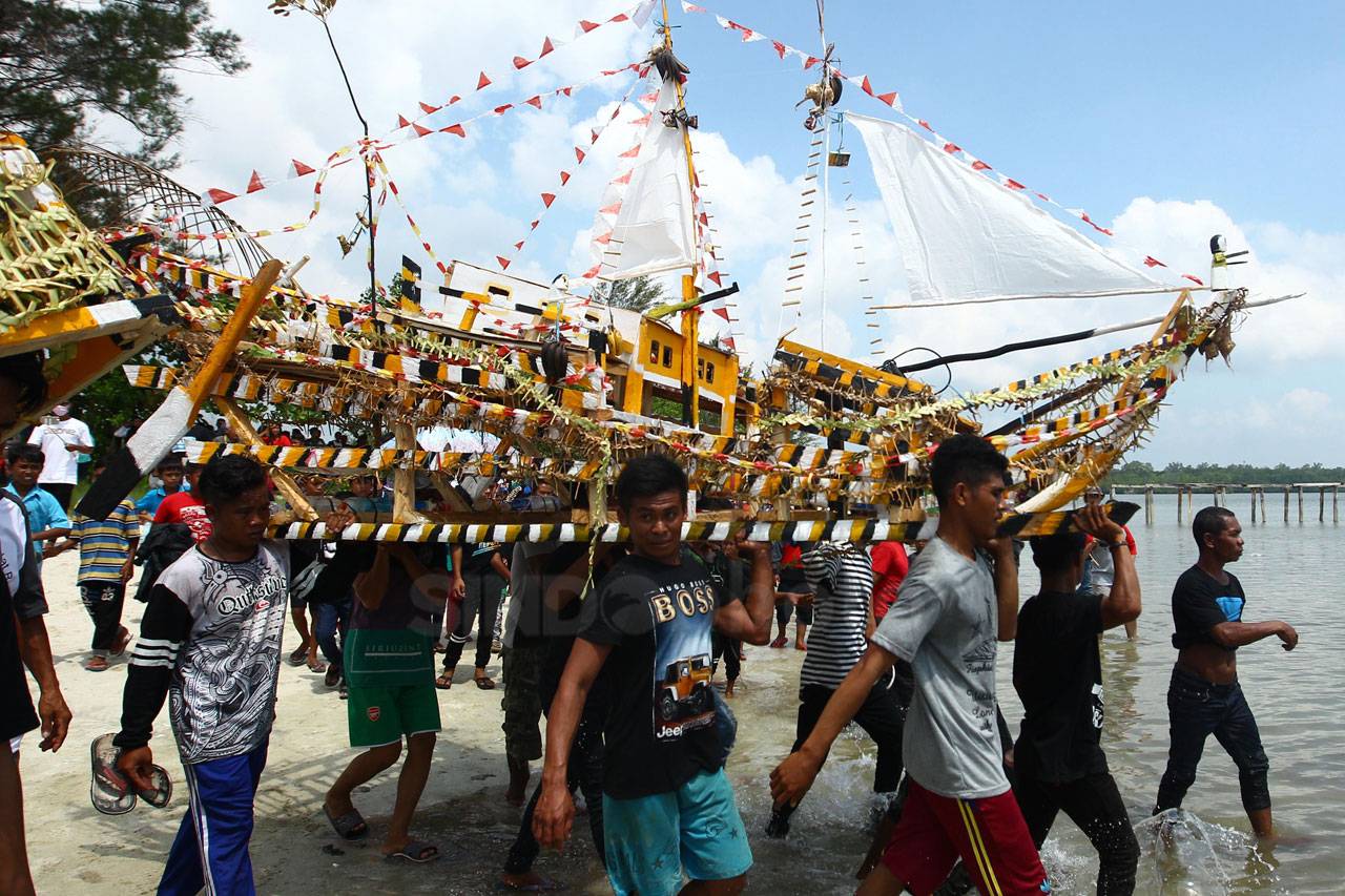 Ritual Buang Jung, Memberi...