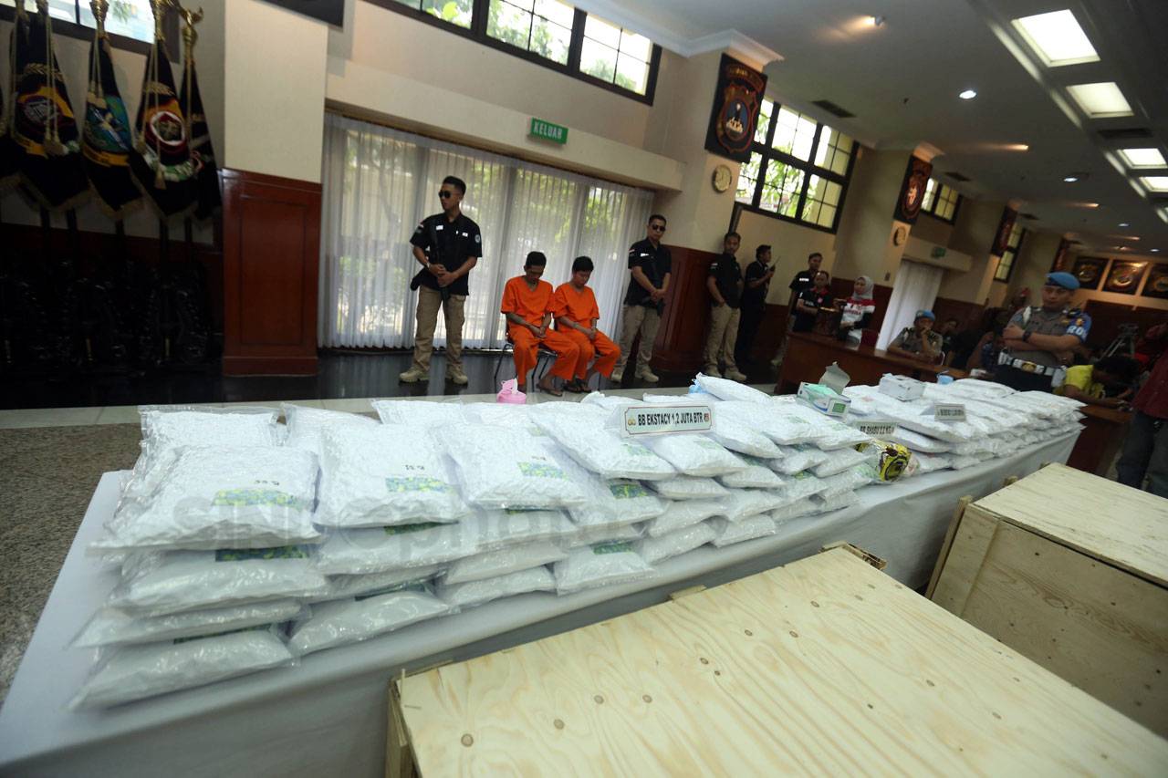 Polisi dan Bea Cukai...