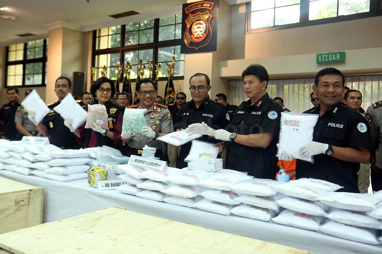 Polisi dan Bea Cukai...