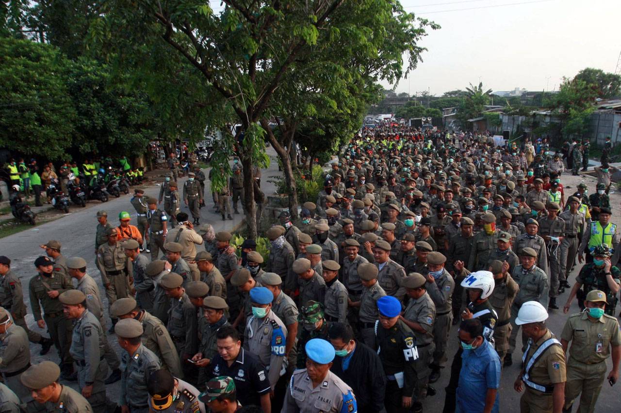 Satpol PP Bersihkan...