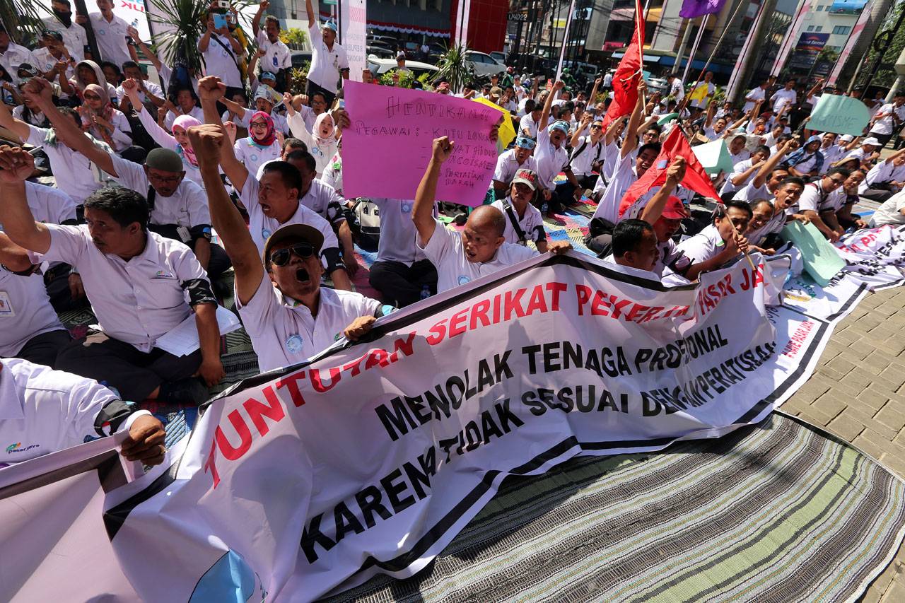 Ratusan Karyawan PD...