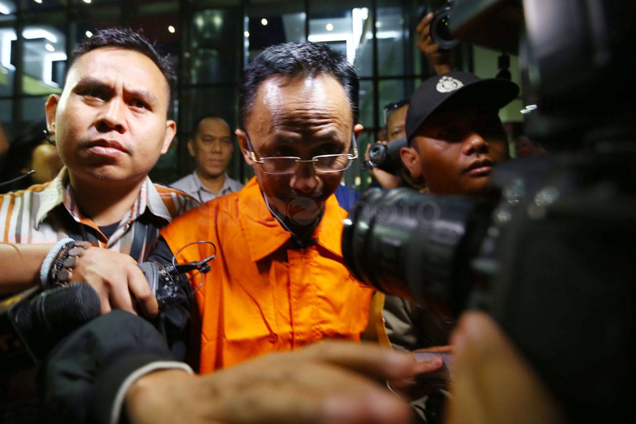 KPK Tahan Bupati Pamekasan...