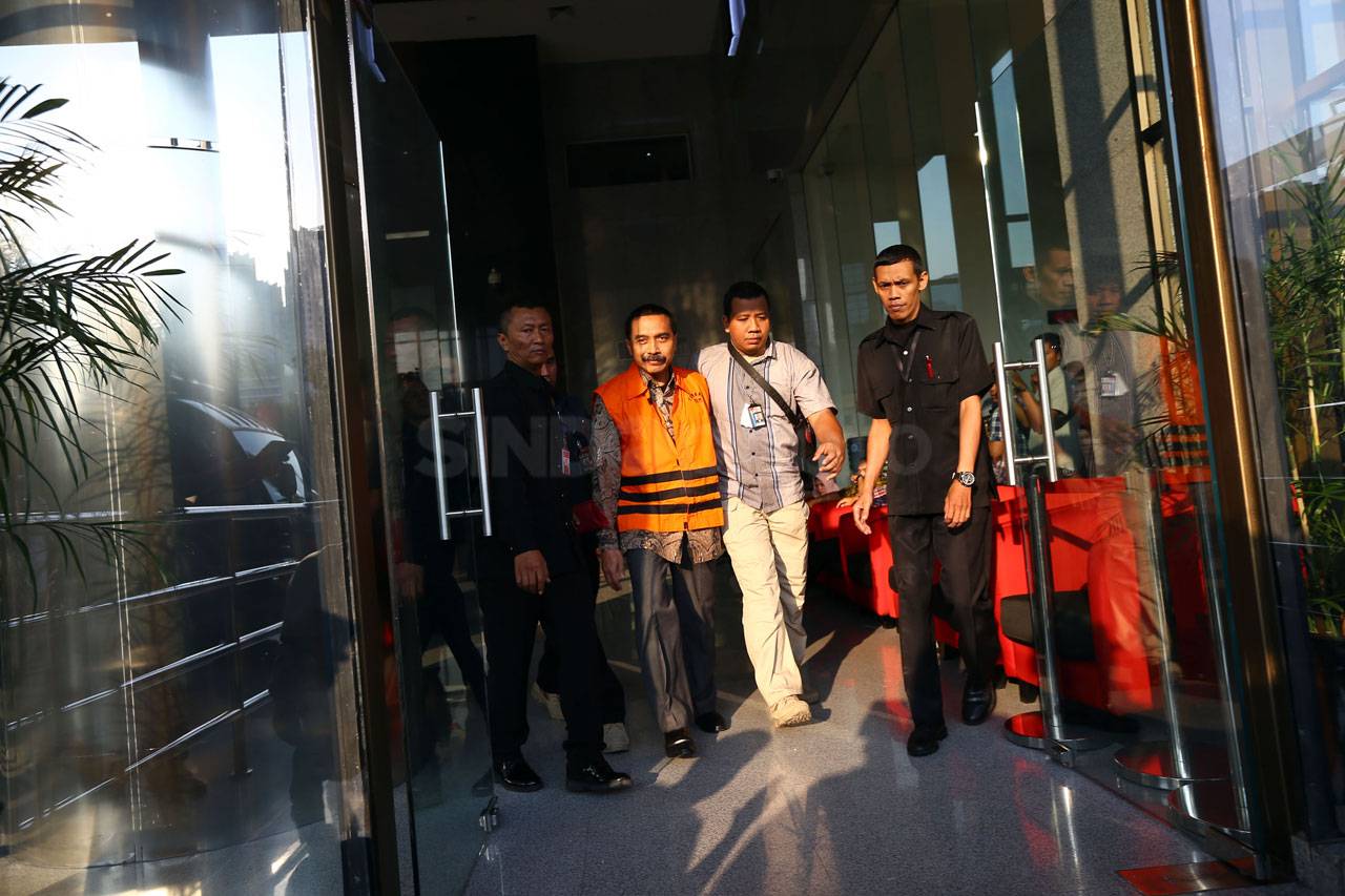 KPK Resmi Menahan Direktur...