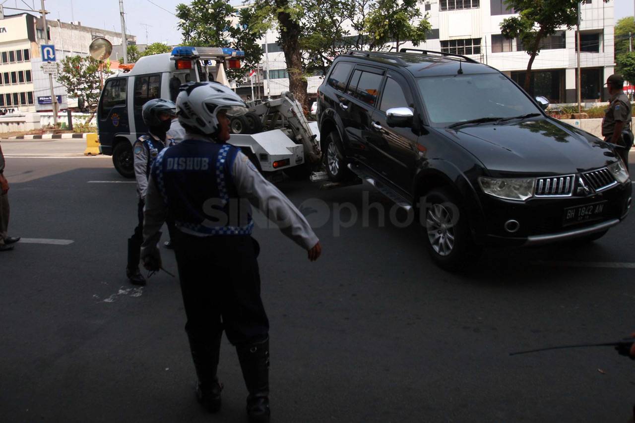Petugas Angkut Belasan...