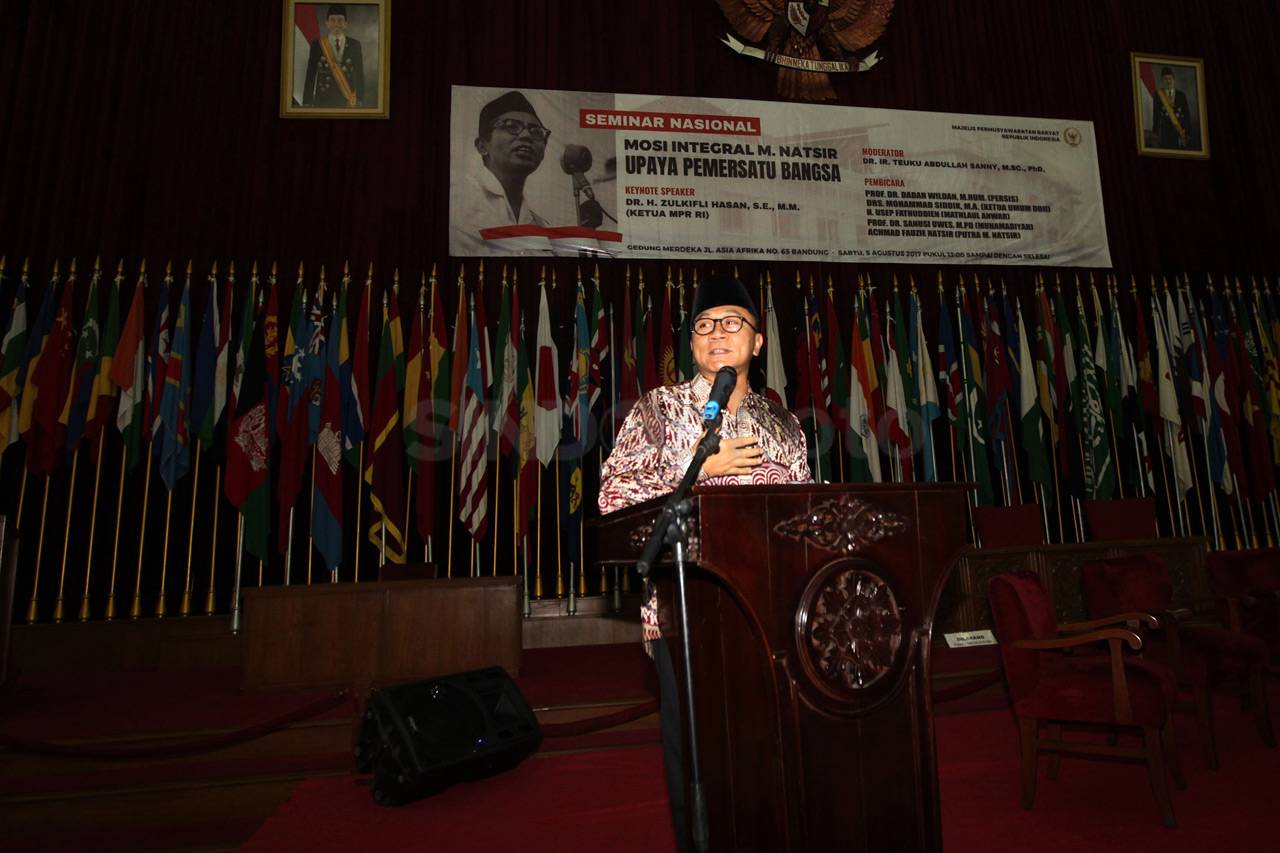 Ketua MPR Hadiri Seminar...