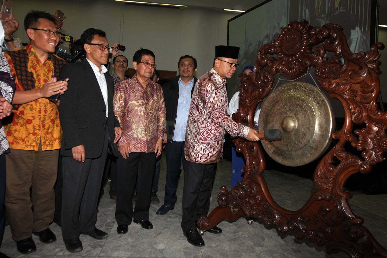 Ketua MPR Hadiri Seminar...