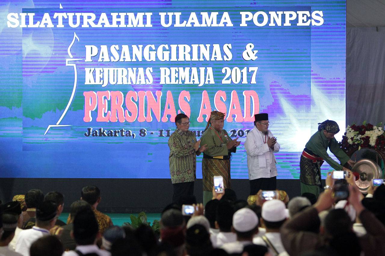 Berpakaian Pendekar,...