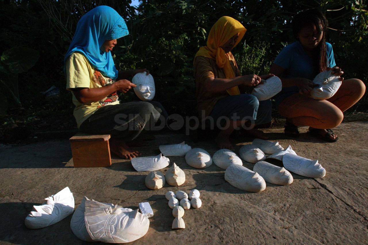 Perajin Topeng Kayu...
