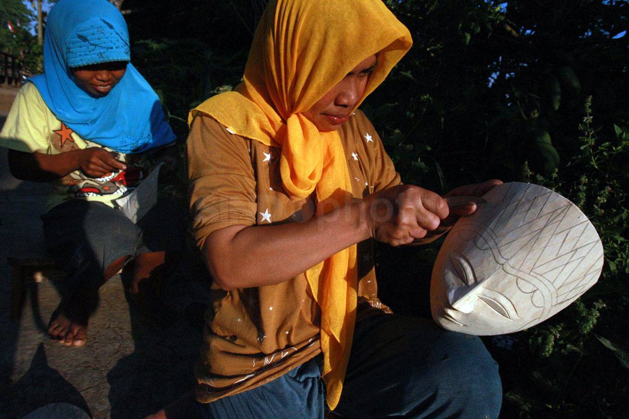 Perajin Topeng Kayu...