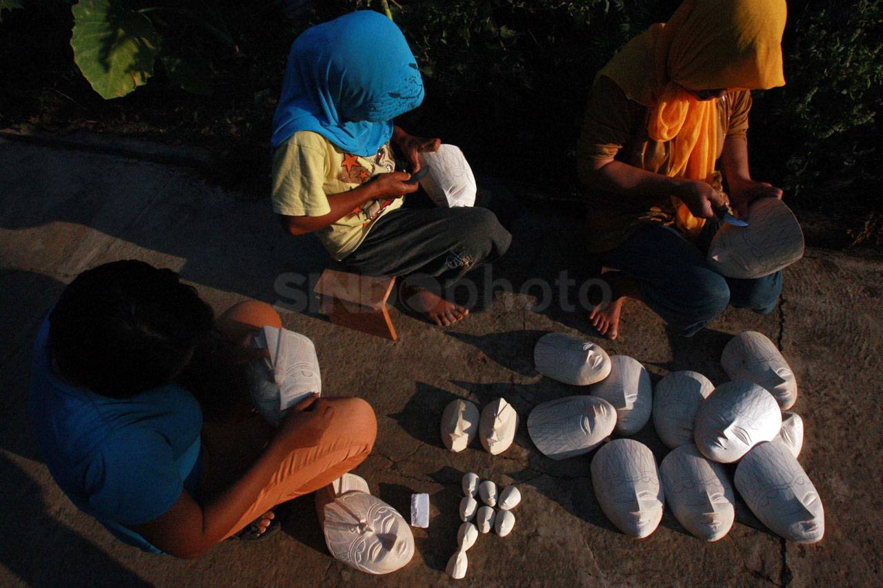 Perajin Topeng Kayu...
