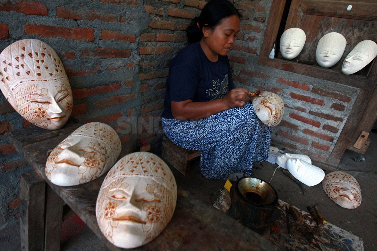 Perajin Topeng Kayu...